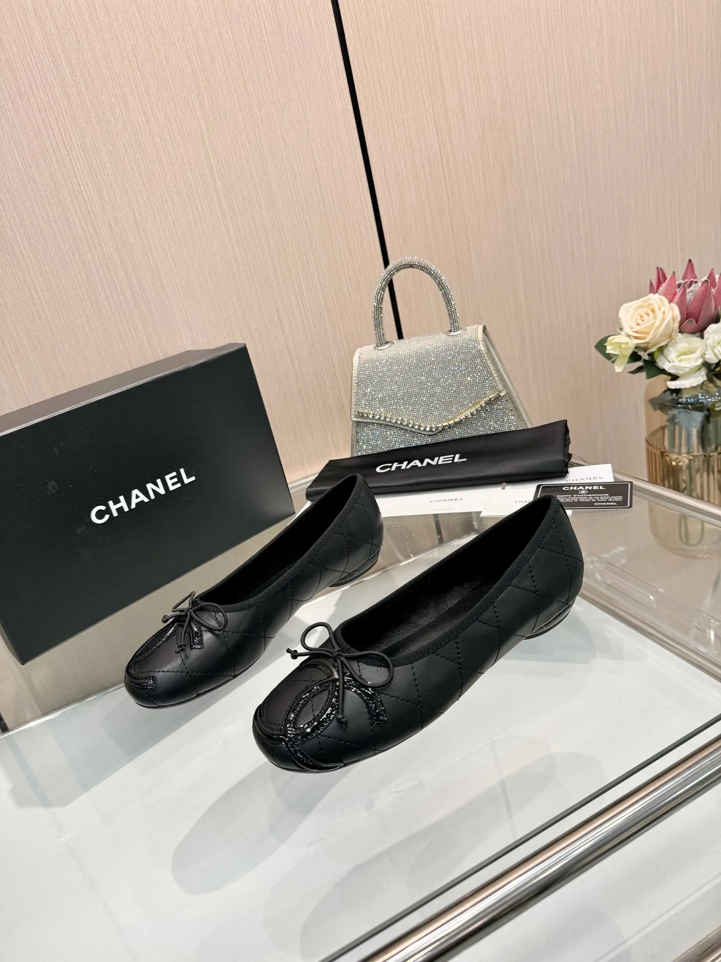 👟👟Ex-factory price 500👟👟 | ²⁰²5 𝐬𝐬 🤍🤎𝐂𝐇𝐀𝐍𝐄𝐋Chanel 26A catwalk style handmade Mary Jane women's shoes. Ballet shoes are so amazing, the bow pattern is so cute! Even if I don’t wear flat shoes, I can’t resist the temptation! The second recommended pair of Chanel logo women's shoes has great texture and is versatile. It is made of lambskin and has an original two-color outsole. Size: 35-40 (41 can be customized and cannot be returned or exchanged)